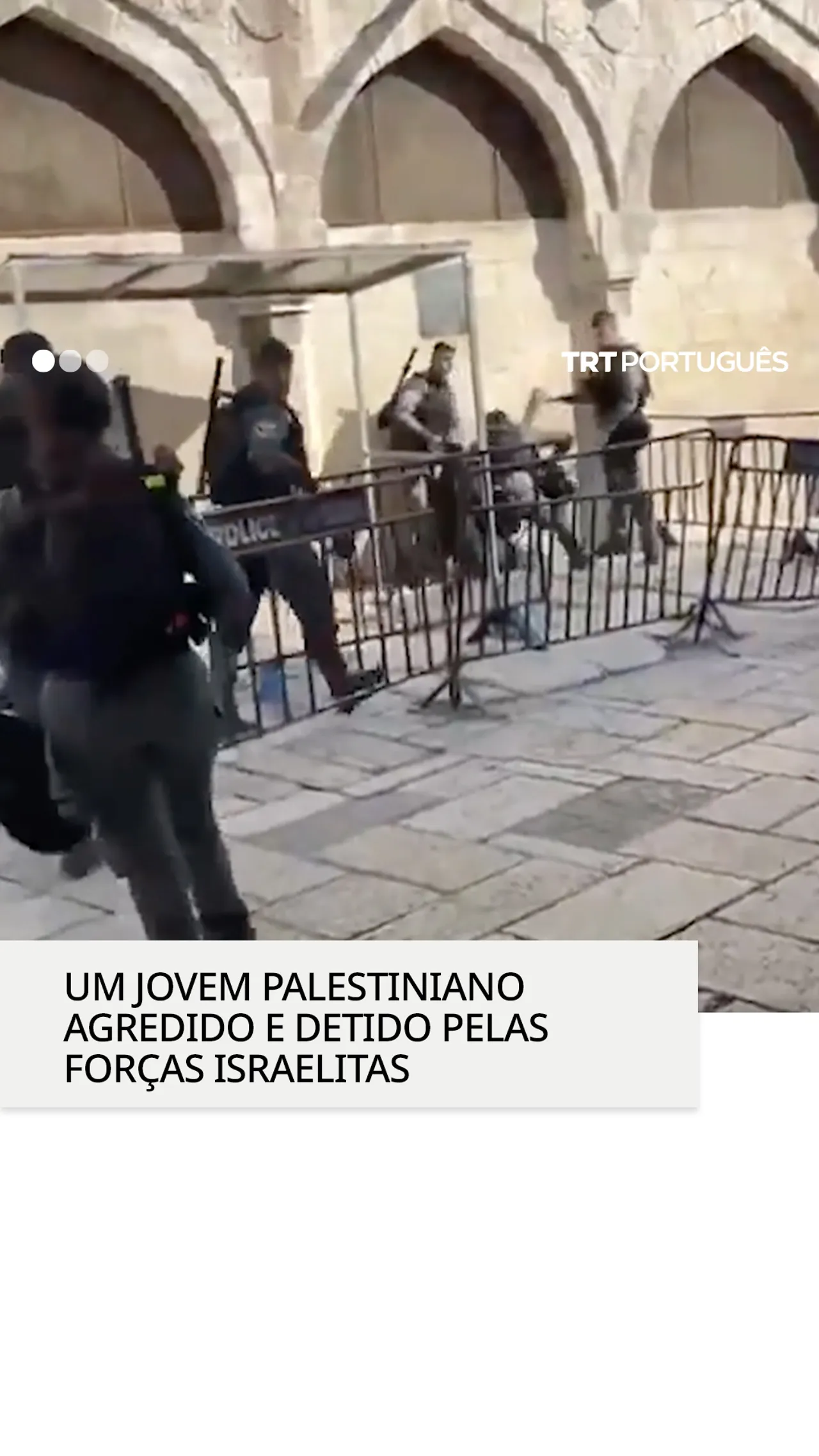 Um jovem palestiniano é agredido e detido pelas forças israelitas